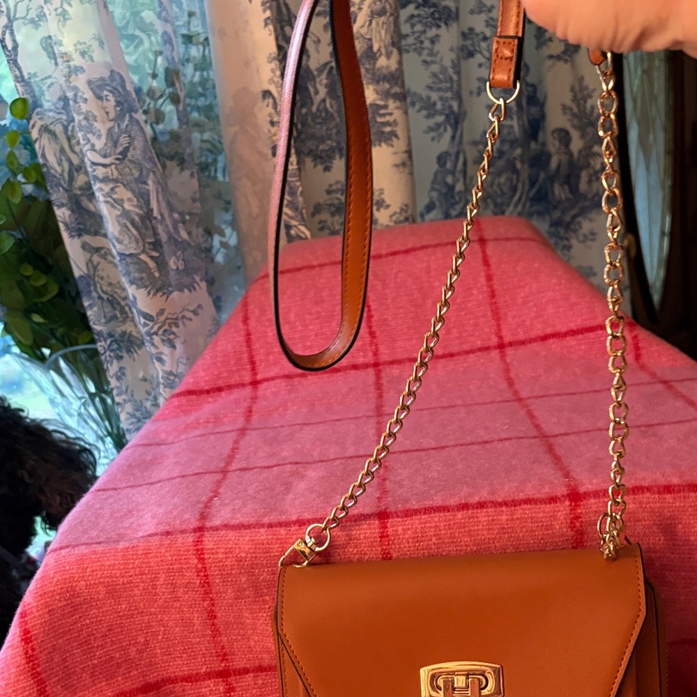Elegant Tan Leather Shoulder Bag - Picture 10 of 10